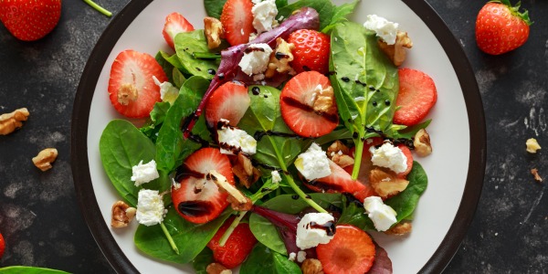 Frühlingssalat mit Erdbeeren, Feta & Fit&Vital-Dressing