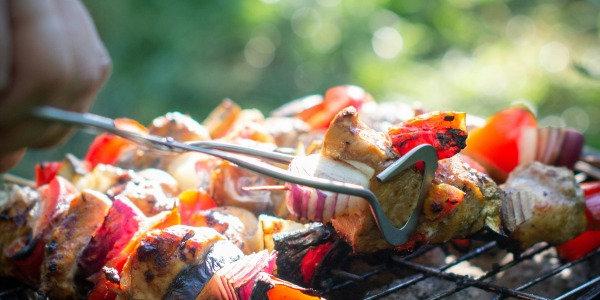 Von Rub bis Rauch: Die besten Grillgewürze aus der Kräuterei